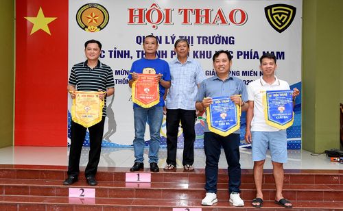 Phó Chi cục trưởng Chi cục Quản lý thị trường tỉnh Cà Mau Nguyễn Chí Vững (giữa) trao giải ném bóng vào rổ nam.