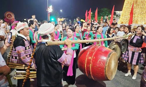 Các nghệ sĩ, người dân cùng hòa vào lễ hội đường phố Việt Trì.