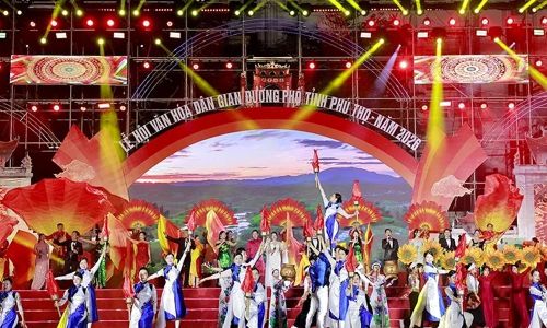 Một tiết mục nghệ thuật biểu diễn tại Lễ hội văn hóa dân gian đường phố tỉnh Phú Thọ.
