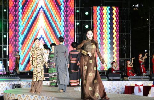 Sự đa dạng của áo dài truyền thống từ cổ điển đến cách tân tạo nên vẻ đẹp cho người phụ nữ Việt. Ảnh: NGỌC HÀ