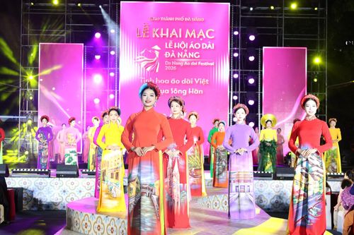 Những biểu tượng của phố cổ Hội An trên áo dài đã tạo ấn tượng mạnh mẽ cho người xem. Ảnh: NGỌC HÀ