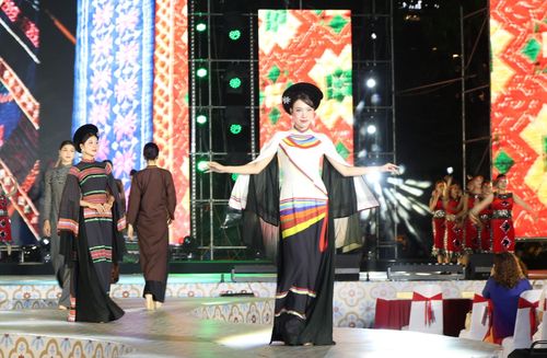 Lấy cảm hứng từ chất liệu, hoa văn của đồng bào các dân tộc, những bộ áo dài mang đến vẻ đẹp văn hóa truyền thống đặc sắc. Ảnh: NGỌC HÀ