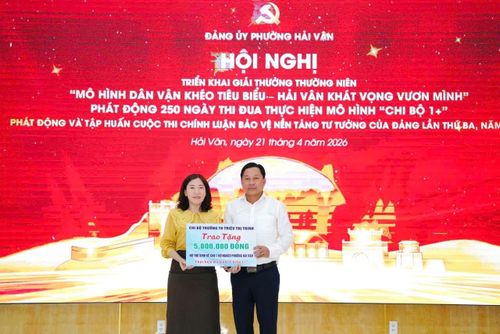 Đại diện Chi bộ Trường Tiểu học Triệu Thị Trinh trao hỗ trợ sinh kế cho hộ nghèo trong hội nghị triển khai mô hình “Chi bộ giúp đỡ hộ nghèo”. Ảnh: VY DŨNG