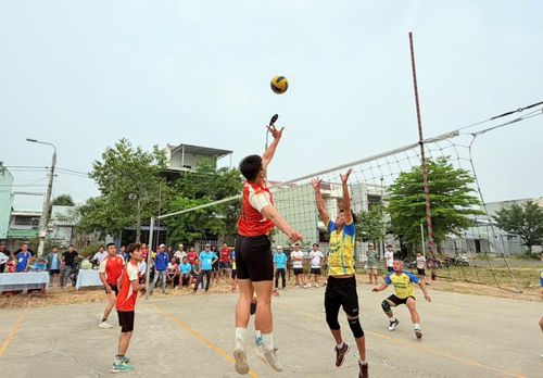 Các đội tranh tài sôi nổi sau lễ khai mạc. Ảnh: KHÁNH LINH