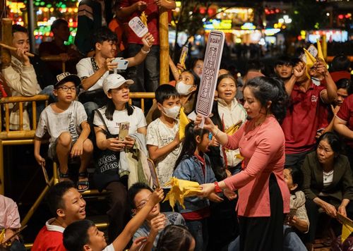 Bài chòi thu hút sự tham gia của nhiều du khách trong và ngoài nước. Ảnh: XUÂN SƠN