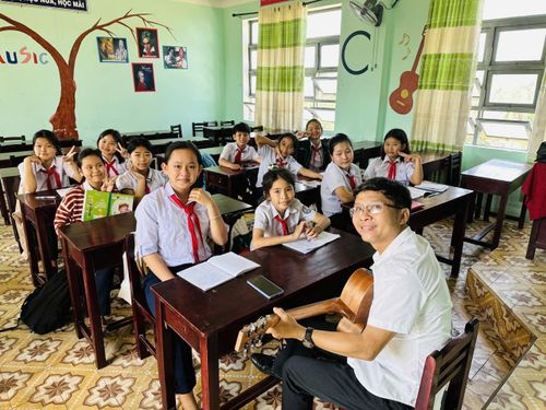 Nghệ nhân Dương Quý dạy bài chòi cho học sinh tại Hội An. Ảnh: NVCC