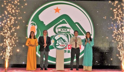Xã Sơn Cẩm Hà công bố biểu trưng nhận diện của xã. Ảnh: D.LỆ