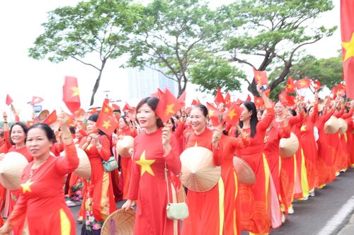 Hình ảnh phụ nữ Đà Nẵng với áo dài cờ đỏ sao vàng thể hiện lòng tự hào dân tộc. Ảnh: NGỌC HÀ