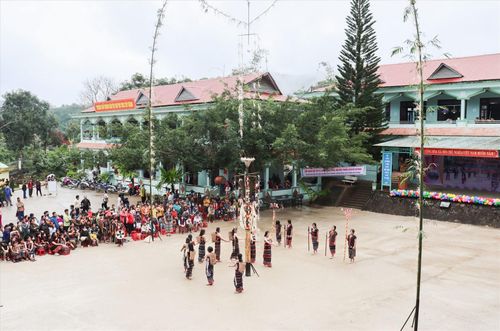 Trường Phổ thông Dân tộc nội trú THCS Tây Giang duy trì tổ chức lễ hội mừng lúa mới trong nhà trường, tạo không gian văn hóa để học sinh trải nghiệm. Ảnh: HỒ QUÂN