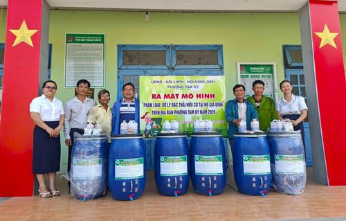 Hội Nông dân và Hội Liên hiệp phụ nữ phường Tam Kỳ phối hợp triển khai mô hình “Phân loại, xử lý rác thải hữu cơ tại hộ gia đình” tại các khu dân cư. Ảnh: N.Q