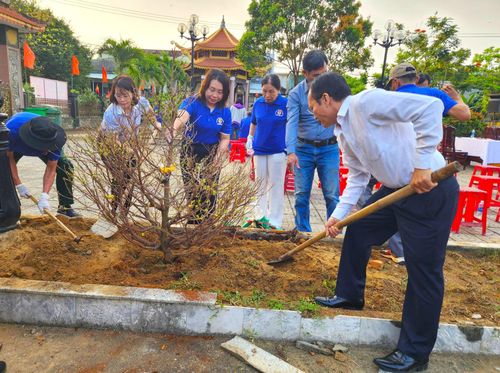 Cán bộ, hội viên nông dân phường Hòa Xuân ra quân trồng cây xanh tại Nghĩa trang liệt sĩ Hòa Phước. Ảnh: NGỌC QUỐC