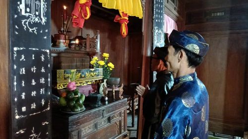 Ông Nguyễn Đình Tuấn, người giữ sắc phong của làng thực hiện nghi lễ thỉnh sắc phong từ bàn thờ nghinh rước về đình làng Hội An.