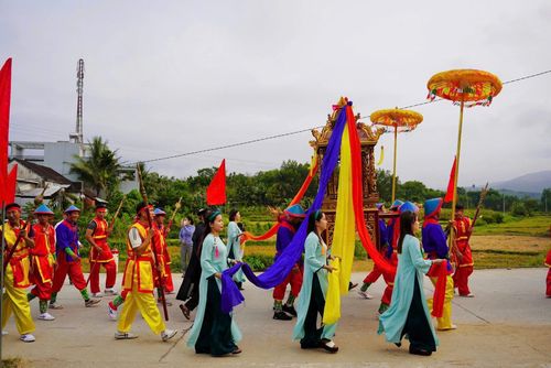 Kiệu Long Đình nghinh sắc phong được khiêng từ nhà ông thủ sắc về đình làng Hội An.