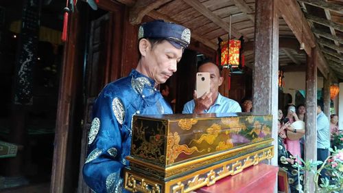 Sắc phong được kính cẩn nghinh rước về đình làng Hội An.