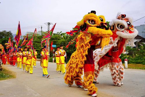 Đoàn rước sắc rộn ràng cờ hoa, lân sư rồng.