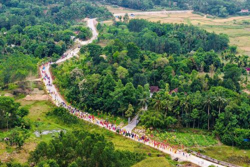 Đoàn rước sắc phong từ nhà ông thủ sắc về đình làng Hội An.
