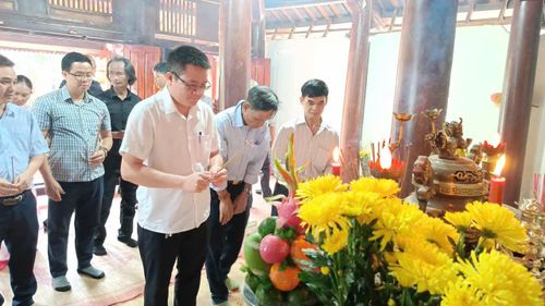 Đại diện lãnh đạo xã Sơn Cẩm Hà dự lễ rước sắc tại đình làng Hội An.