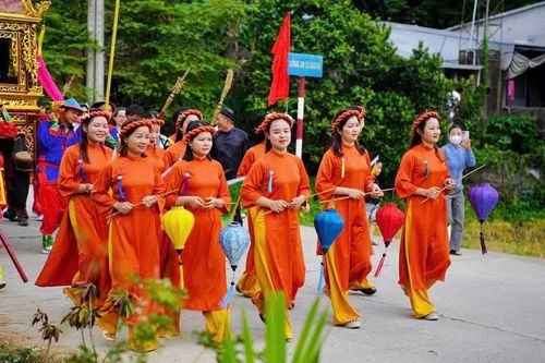 Những cô gái xã Sơn Cẩm Hà tham gia lễ rước sắc.