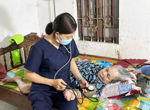 Cán bộ Trạm Y tế xã Quế Phước luôn nỗ lực thực hiện tốt lĩnh vực y tế cộng đồng. Ảnh: PHAN VINH