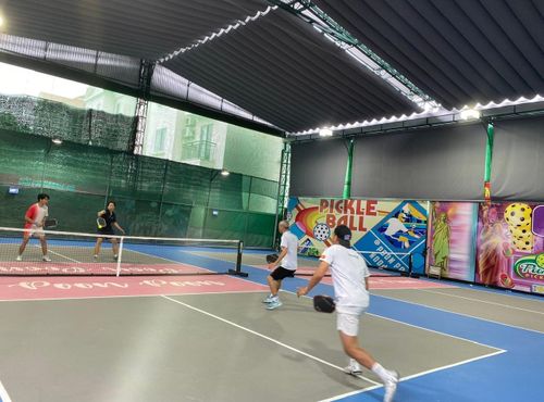 Không khí trên sân Pickleball sôi nổi với những pha tranh tài quyết liệt. Ảnh: HOÀNG LIÊN