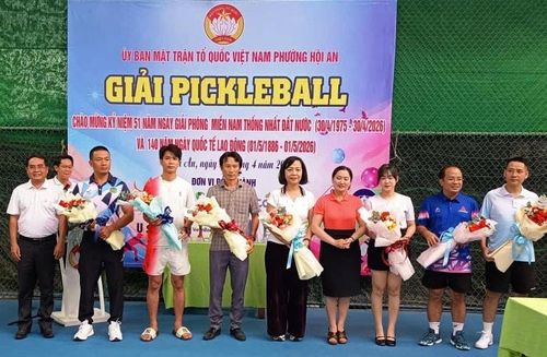 Ban tổ chức trao tặng hoa cho đại diện các đơn vị tham gia Giải Pickleball phường Hội An lần thứ nhất. Ảnh: HOÀNG LIÊN