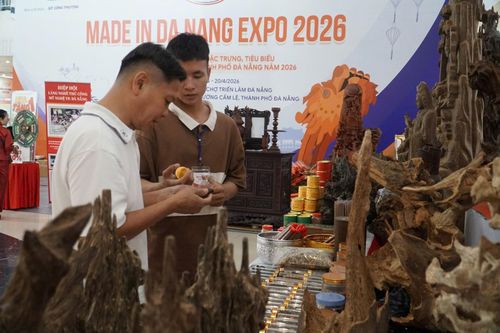 Khách tham quan tìm hiểu sản phẩm trầm hương tại Triển lãm sản phẩm đặc trưng, tiêu biểu định hướng xuất khẩu thành phố Đà Nẵng 2026. Ảnh: VĂN HOÀNG