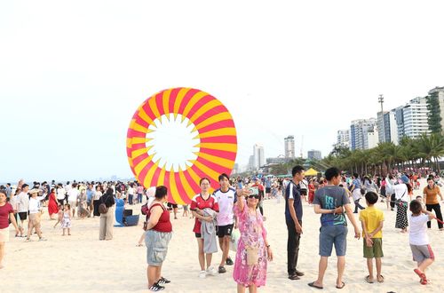 Những cánh diều nghệ thuật đầy màu sắc, hình dáng tại bãi biển thu hút người dân và du khách check-in. Ảnh: NGỌC HÀ