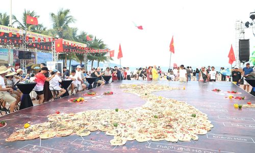 Bản đồ Việt Nam được xếp từ những chiếc bánh pizza thu hút đông đảo người dân và du khách. Ảnh: NGỌC HÀ