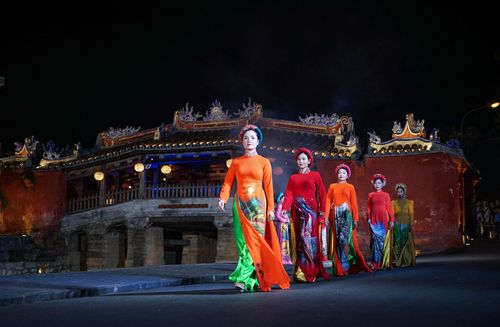 Bộ sưu tập "Tinh hoa miền di sản" của nhà thiết kế Tuấn Nguyễn. Ảnh: XUÂN SƠN