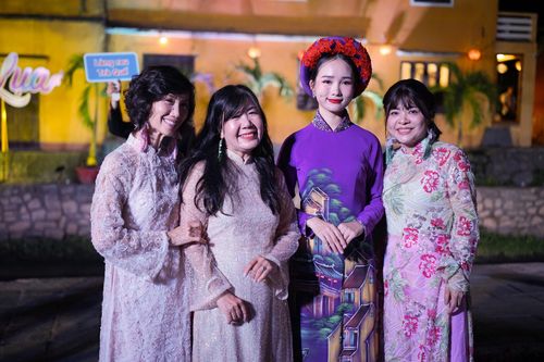 Du khách "check-in" bên những tà áo dài duyên dáng tại chương trình. Ảnh: XUÂN SƠN