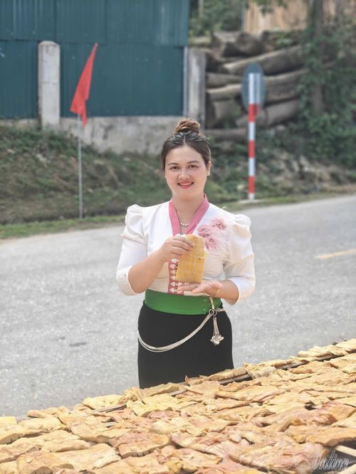 HTX Mường Mươn chú trọng khâu sơ chế, quảng bá để nâng cao giá trị sản phẩm để từng bước xây dựng thương hiệu nông sản địa phương và mở rộng thị trường tiêu thụ. Trong ảnh: Chị Quàng Thị Hằng kiểm tra măng khô tại sạp phơi, chú trọng chất lượng sản phẩm trước khi đưa ra thị trường.