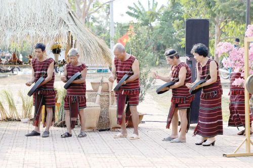 Bà Thị Thành, phường Bảo Vinh (bìa phải) biểu diễn cồng chiêng của người Chơro trong Lễ hội Sayangva 2026.