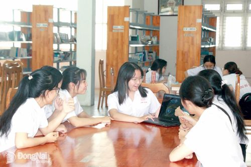 Các thành viên ICIS Public Speaking Club thảo luận về một số chủ đề nhằm nâng cao kỹ năng tiếng Anh và hùng biện.