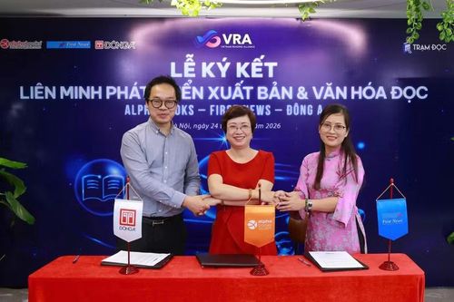 Đại diện Alpha Books, Đông A và First News ký kết thành lập "Liên minh phát triển xuất bản & văn hóa đọc Việt Nam". Ảnh: Trạm Đọc/Znews