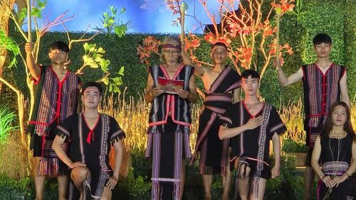  Ông Siu Phu (làng Jút, xã Ia Hrung) đọc thư của Chủ tịch Hồ Chí Minh gửi Đại hội các dân tộc thiểu số miền Nam tại Pleiku năm 1946. Ảnh: H.H 