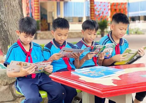 Học sinh Trường Tiểu học số 1 Hoài Hảo (phường Hoài Nhơn Tây) tích cực tham gia hoạt động đọc sách. Ảnh: Hồ Điểm