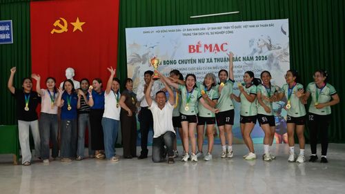 Ban tổ chức trao giải nhất cho đội bóng Trường Tiểu học Bà Râu.