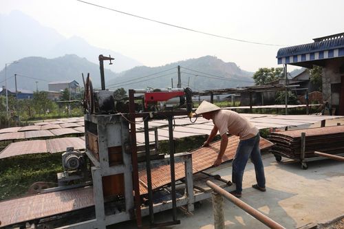 Người dân xã Bình Lư ứng dụng máy móc vào sản xuất miến dong.
