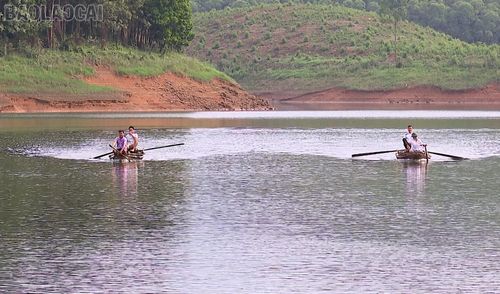 Đội đua thuyền nan thôn Hợp Nhất hoàn thành cự ly 400 m trong khoảng thời gian từ 3 đến 5 phút.