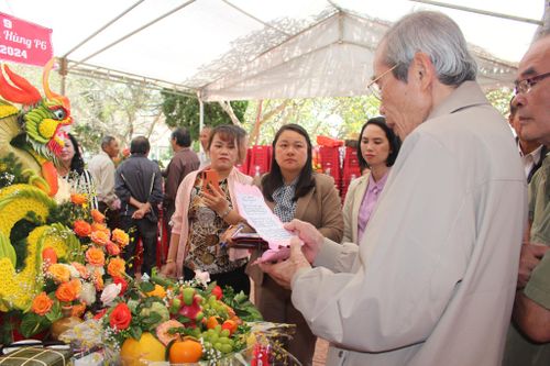 Người dân đọc những vần thơ thể hiện lòng biết ơn, tưởng nhớ Quốc Tổ