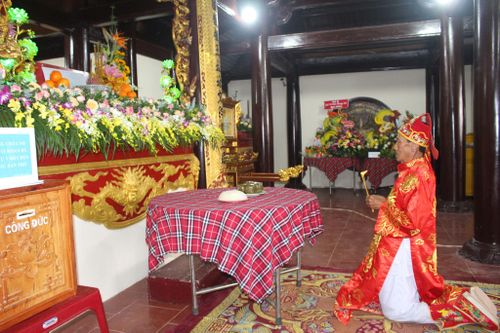 Chủ lễ làm lễ Cáo yết trong ngày Giỗ Tổ