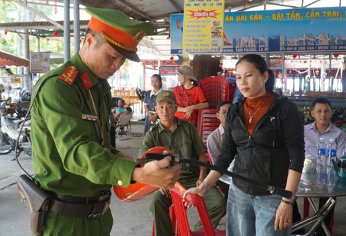 Công an phường Phước Hội kiểm tra tình trạng hoạt động của thiết bị chữa cháy tại cơ sở kinh doanh
