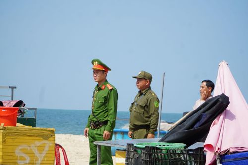 Lực lượng chức năng kiểm tra, yêu cầu các cơ sở kinh doanh dọc bãi biển Cam Bình chấp hành quy định của pháp luật