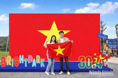 Công viên giải trí BrightPark (phường Nguyễn Úy) trở thành điểm đến nổi bật với các biểu tượng yêu nước.