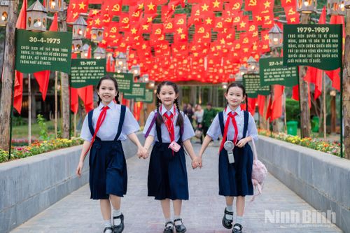 Các em nhỏ hồn nhiên tạo dáng, lưu giữ ký ức đẹp tại Thung Nham.