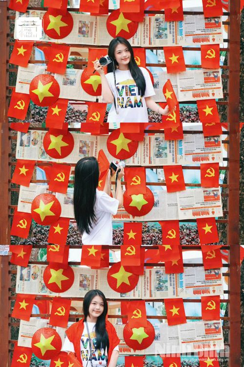 Không gian Phố cổ Hoa Lư được trang trí tiểu cảnh nón lá, sạp báo thu hút du khách check-in.