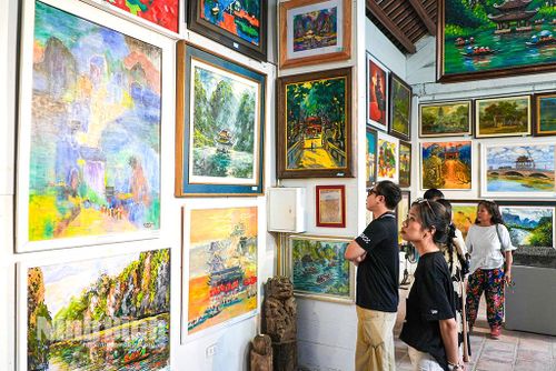 Triển lãm thu hút đông đảo người dân đến tham quan và thưởng thức nghệ thuật.