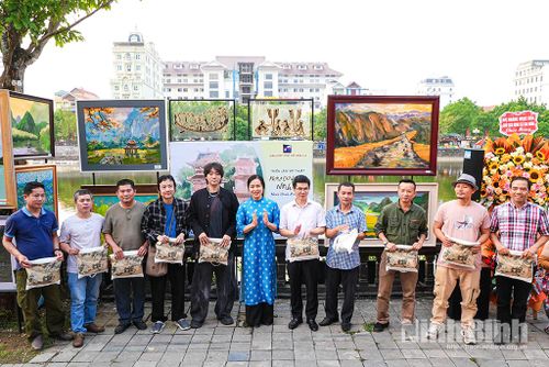 Ban tổ chức tặng quà lưu niệm cho các họa sỹ tham gia triển lãm.