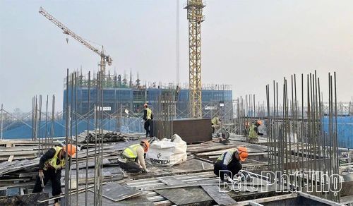 Người lao động trên các công trình luôn được trang bị đầy đủ trang, thiết bị bảo hộ, đảm bảo an toàn lao động.
