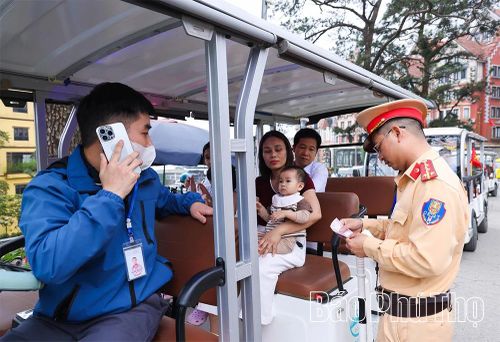 Các dịch vụ vận chuyển như xe điện được quản lý chặt chẽ, đảm bảo hoạt động đúng quy định, góp phần xây dựng hình ảnh điểm đến văn minh, thân thiện.